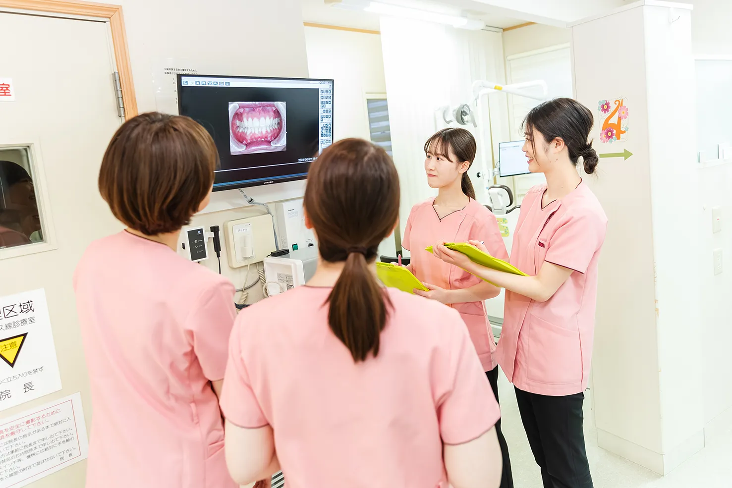 医院をより良くするために意見を出し合うミーティング